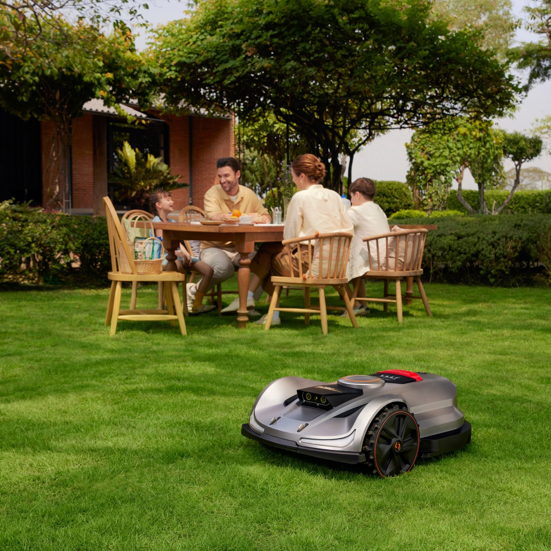 kuknefypvjw.jpg - Mowers Online Robotic lawn mower on grass