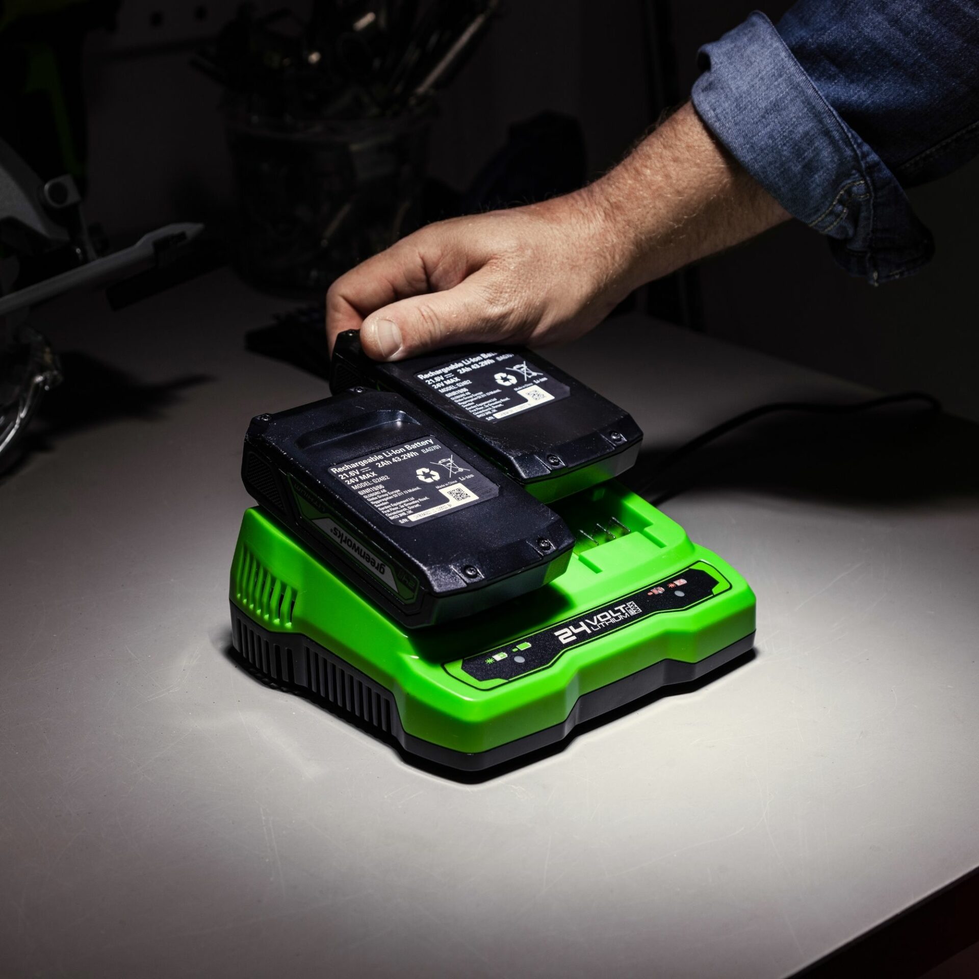 bfjwewhfhb2.jpg - Mowers Online Cordless battery charger with dual batteries stacked