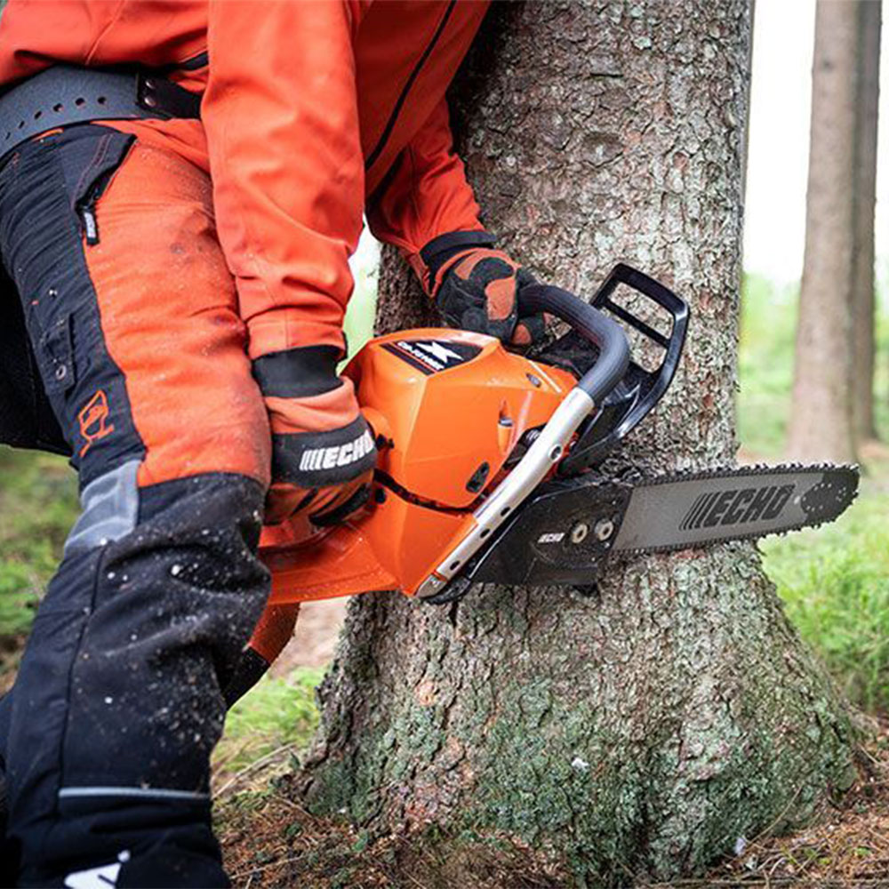 f2qmz5nhgir.jpg - Mowers Online Chainsaw held against tree trunk during cutting