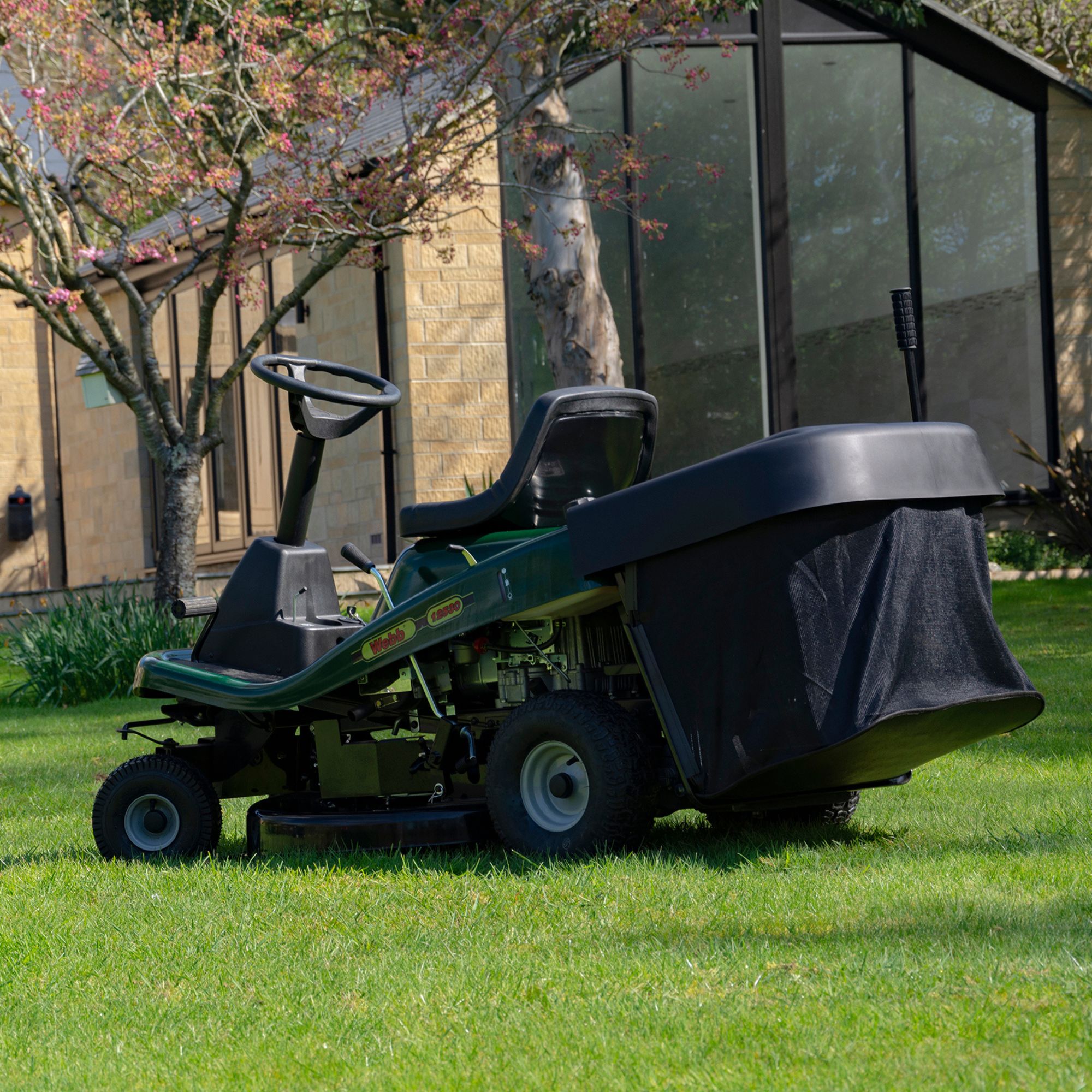 ixrbnk0cggf.jpg - Mowers Online Riding lawn mower with grass collection bag