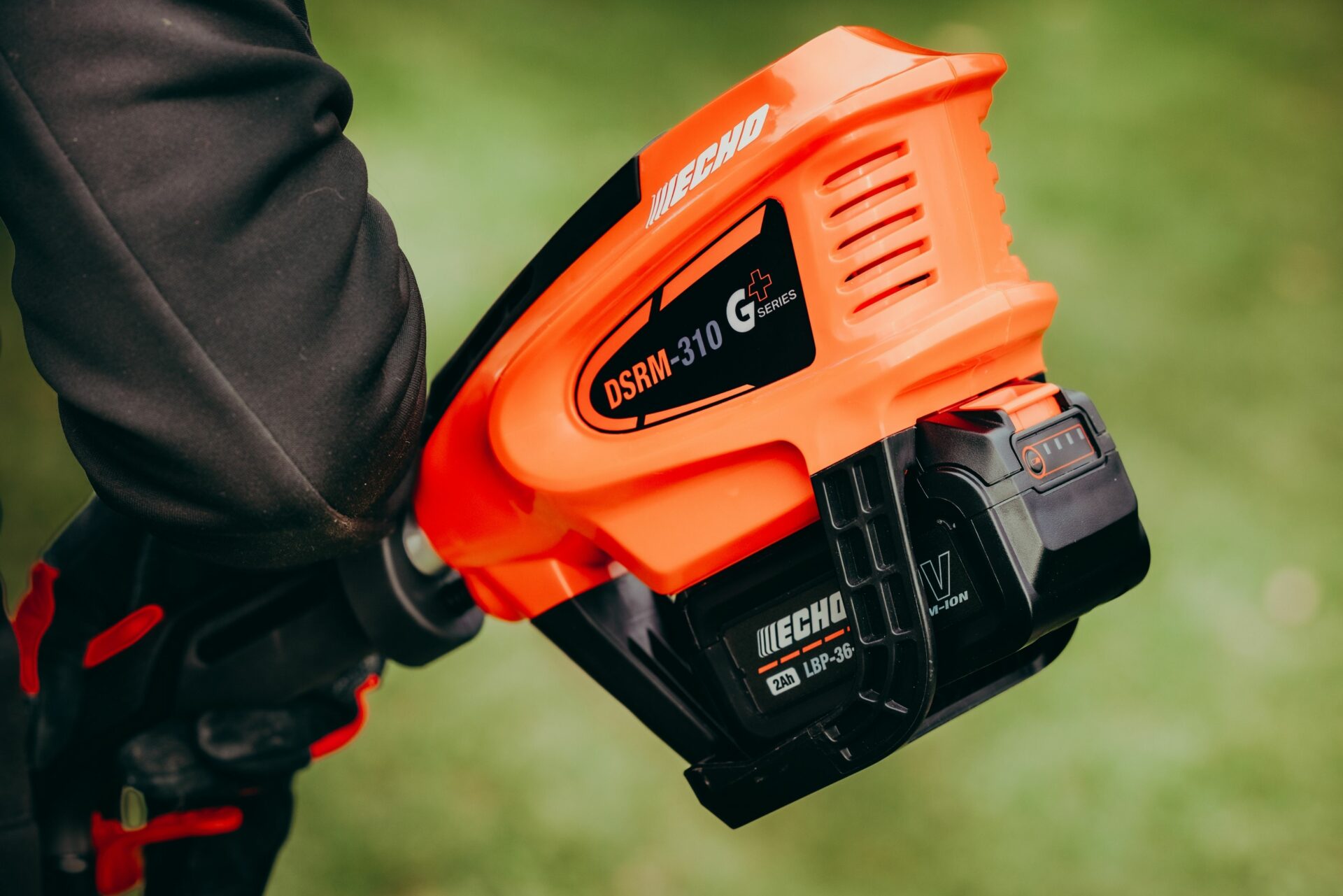 ybsjvcwlrrk.jpg - Mowers Online Orange cordless orbital sander with battery pack